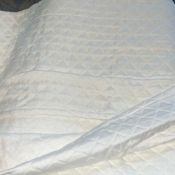 Matouk Quilted Euro Sham in White Retails $149 - Picture 6 of 7